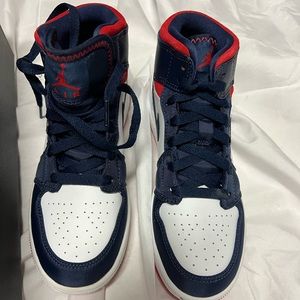 Air Jordan 1 MID SE (GS) 4.5 Y